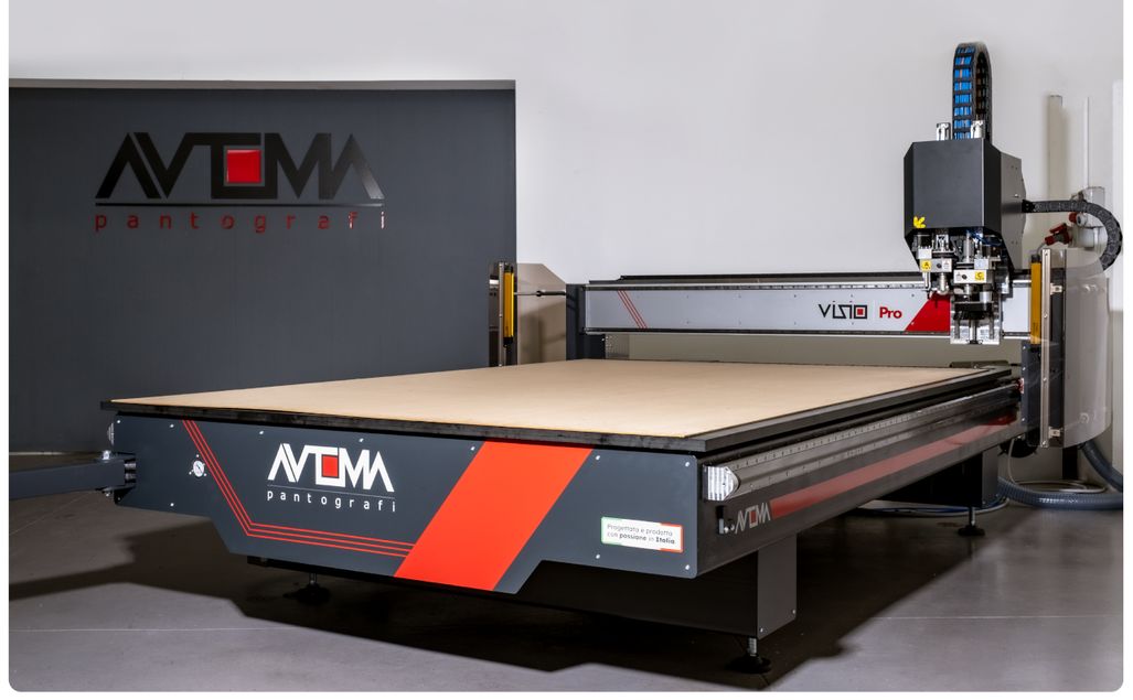 Showroom Automa con fresatrice CNC VISIO e logo aziendale