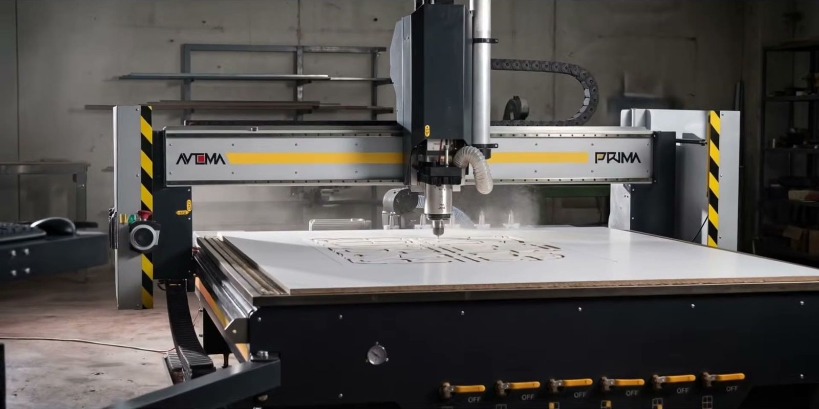 La PRIMA in officina mentre fresa un pannello bianco